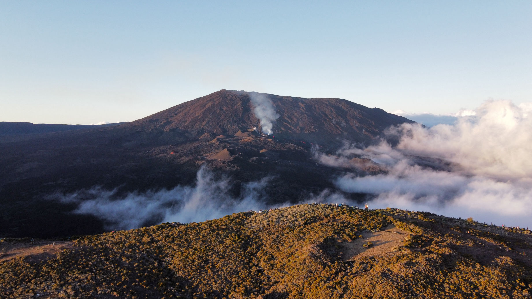 L'éruption volcanique du Piton de la Fournaise vue de drone