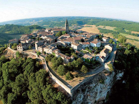 Vue sur le village de Puycelsi