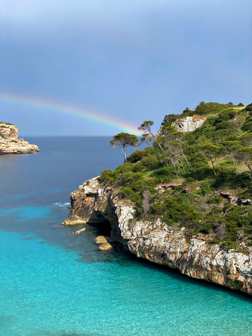 Un arc-en-ciel sur la plage de Calo des Moro