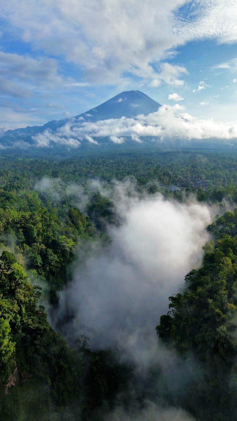 Les cascades Tumpak Sewu et le Mont Semeru