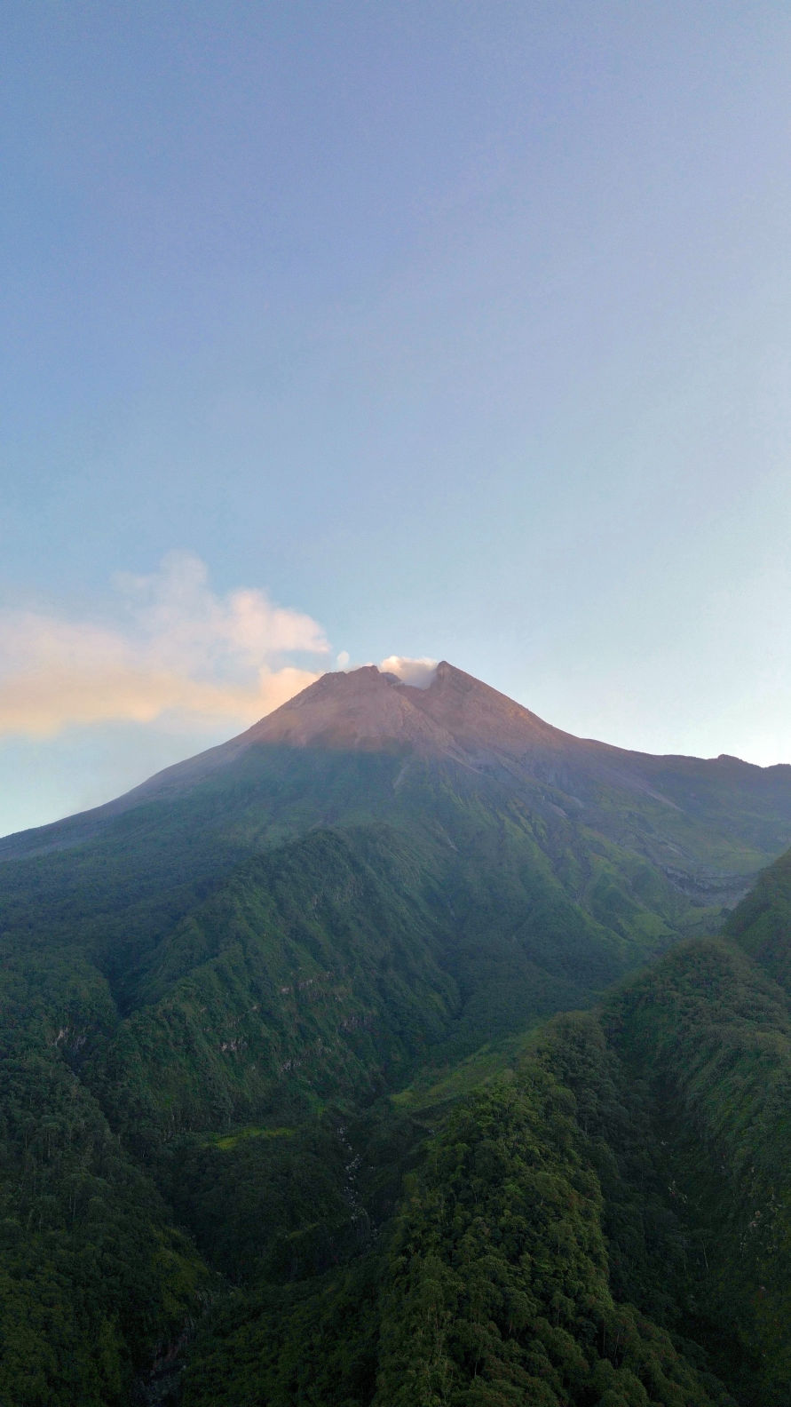 Le volcan Merapi sur l'île de Java en Indonésie
