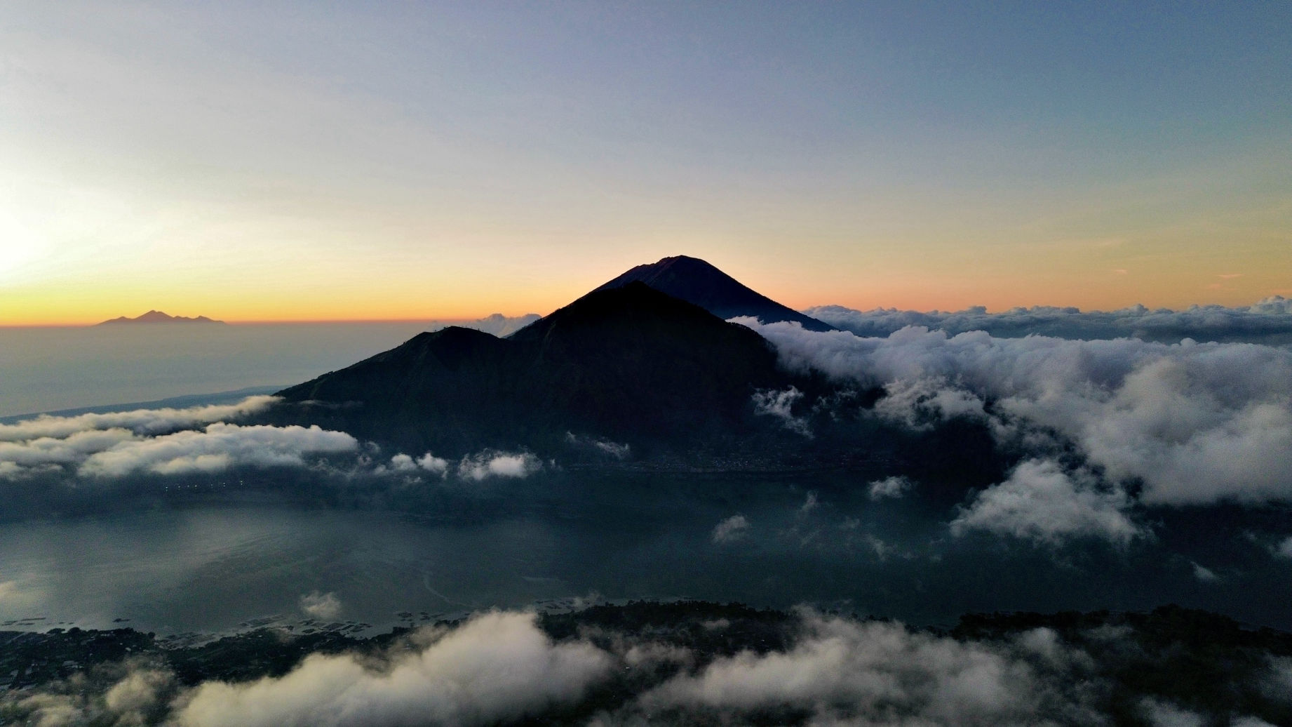 Lever de soleil au mont Batur avec une incroble vue sur le volcan Agung